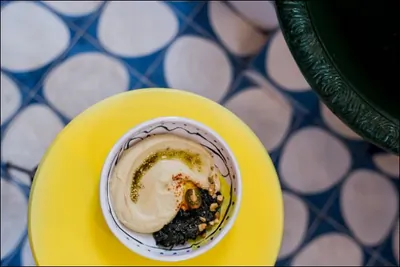 Хумус со шпинатом и черри