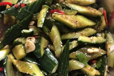 Битые огурцы с орехами кешью