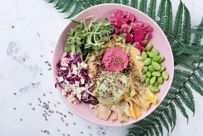 Будда-боул с артишоками и хумусом