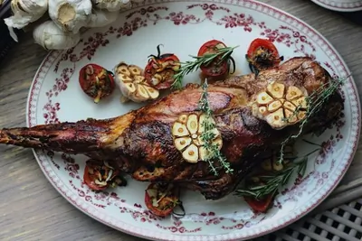 Запеченная нога ягненка со специями