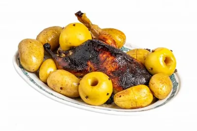 Утка с яблоками и картофелем