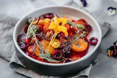 Салат с томатами, черешней и абрикосами