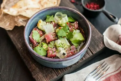 Салат с филе тунца и огурцами в азиатской заправке