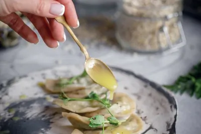 Полбяные вареники с щавелем и отварным яйцом