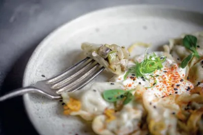 Картофельные вареники с тушеными овощами