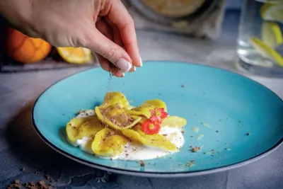 Желтые вареники с пряным бататом