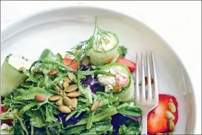 Салат с роллами из огурцов и клубникой