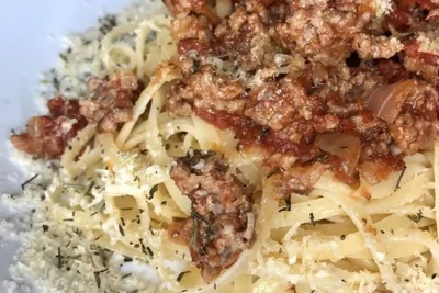 Паста болоньезе с вялеными томатами