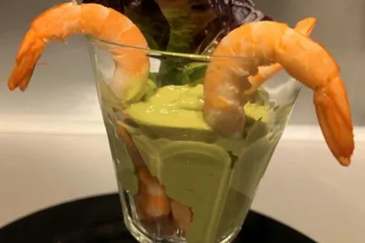 Салат из авокадо и креветок с двумя соусами