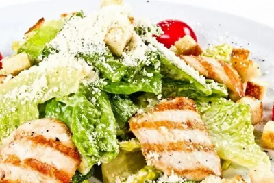 Салат «Цезарь» с пармезаном