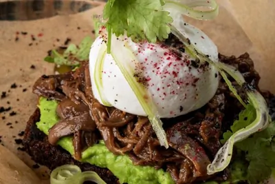 Тост с говядиной и гуакамоле