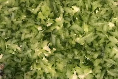 Куриный салат с черносливом и грибами