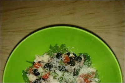 Салат «Роверето» с печенью трески и оливками