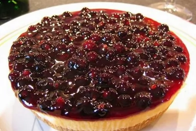 Торт с хурмой и черной смородиной