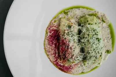 Голубцы с говядиной и сливочно-трюфельным соусом