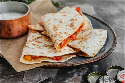 Кесадилья с курицей и сыром чеддер