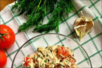 Салат с куриной грудкой и томатами