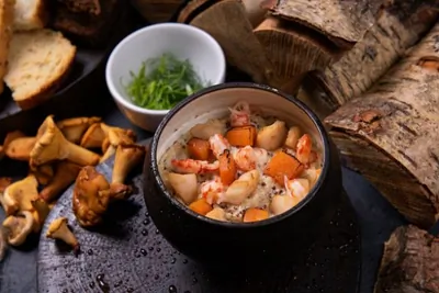 Киноа с раковыми шейками, гребешками и тыквой