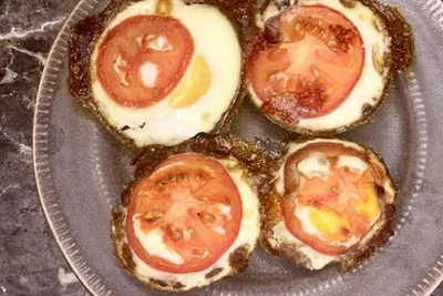 Мясные кексы с яйцом и помидором