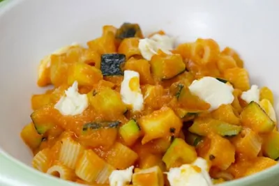 Паста с летним томатным соусом и цукини