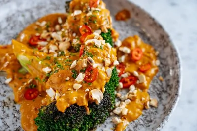 Брокколи в соусе карри