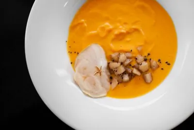 Тыквенный суп с кокосовым молоком и яблочным чатни