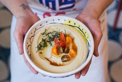 Хумус бейрути с помидорами