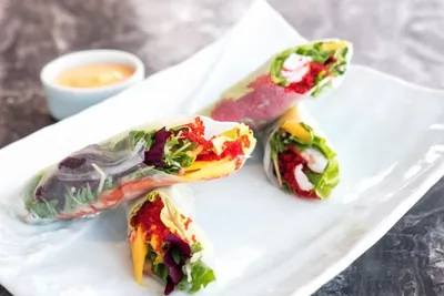 Спринг-роллы с креветками и манго