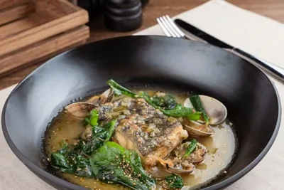 Стейк из зубатки с вонголе