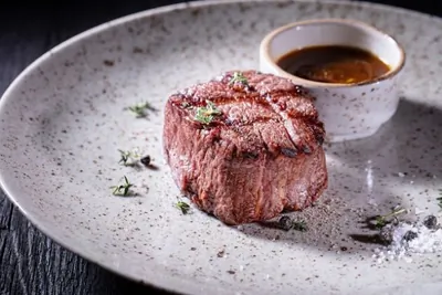 Филе миньон с грибным соусом и тимьяном