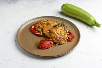 Оладьи из овощей в томатном соусе с тыквенными семечками