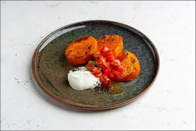 Панкейки из батата с постной сметаной и помидорами конкасе