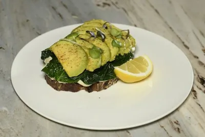 Тост с авокадо и шпинатом