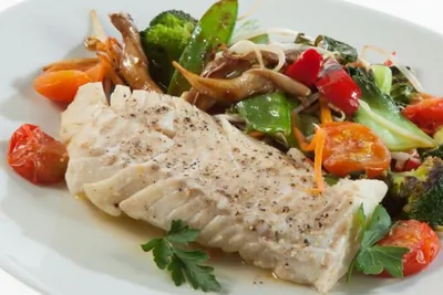 Тушеная треска с овощным гарниром