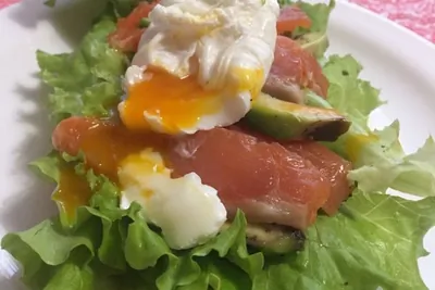 Бутерброд с авокадо, форелью и яйцом пашот