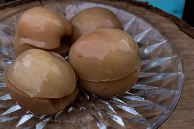 Моченые яблоки с вишневыми листьями