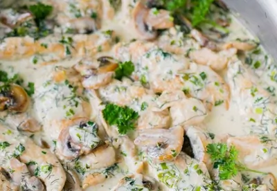 Куриная грудка с шампиньонами в сливках