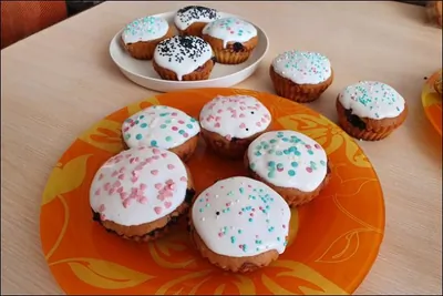 Кексы с черникой и глазурью