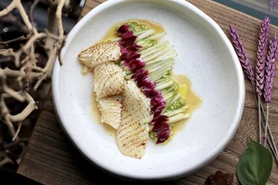 Опаленный кальмар с яблоком и маринованной хризантемой