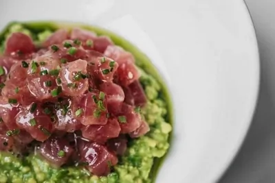 Тартар из тунца с гуакамоле и соусом понзу