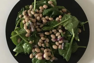 Салат с фасолью и шпинатом