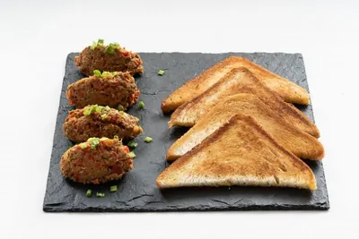 Пате из консервированной рыбы с тостами