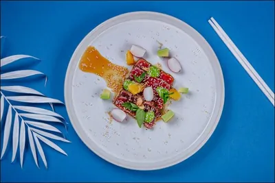 Татаки из тунца с хрустящим редисом, мятой и зеленым базиликом