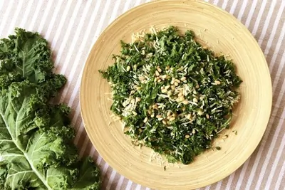 Салат с кейлом и пармезаном