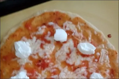 Безглютеновая пицца с томатным соусом