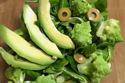 Салат с романеско и чесноком