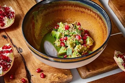 Тартар из авокадо со щавелем и рисовым сорбетом