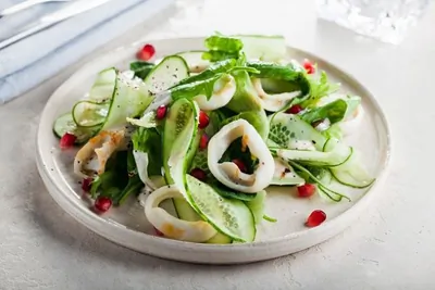 Теплый кальмар с зеленым салатом