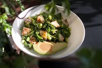 Зеленый салат с авокадо с двумя соусами