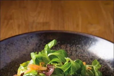 Салат с грейпфрутом, лососем и авокадо